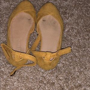 Old Navy Yellow Flats! Size 6 Toddler girls.
